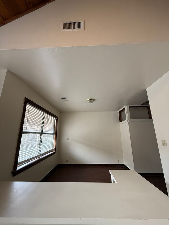 Building Photo - Cozy Efficiency with private backyard