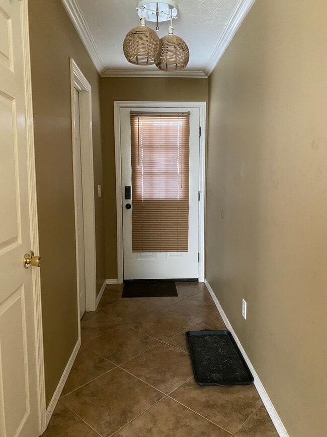 Building Photo - Great 2 BR 4 bathroom townhouse in Bloomin...