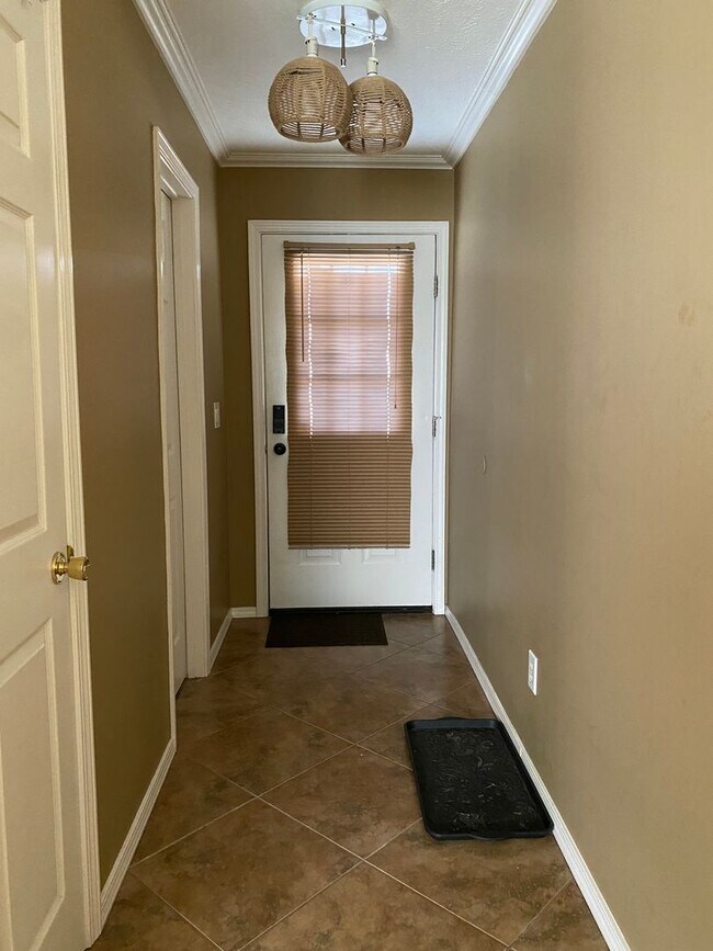 Building Photo - Great 2 BR 4 bathroom townhouse in Bloomington