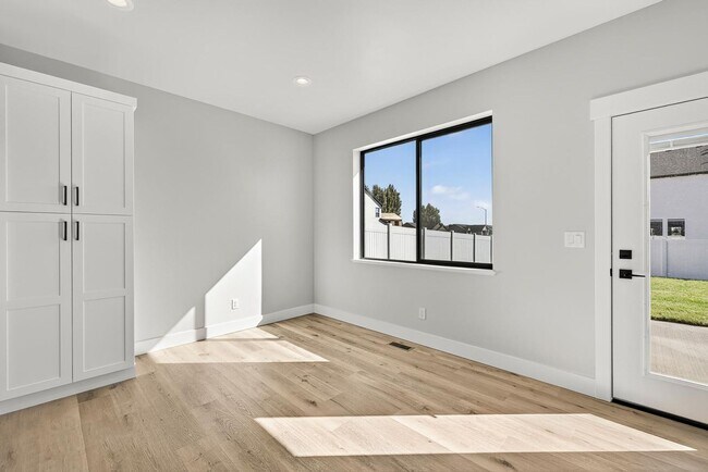 Building Photo - K551LI