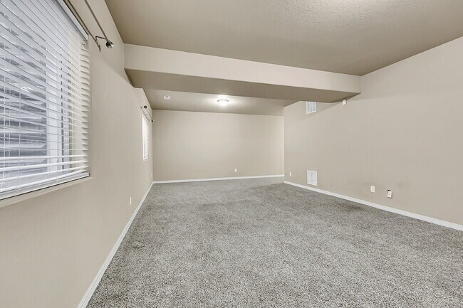 Building Photo - $2,940.95, $300.00 off the first month's rent, 6 Bedrooms, 3 Bathrooms, Single Family Home in Col...