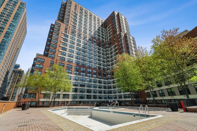 Building Photo - 102 Christopher Columbus Dr