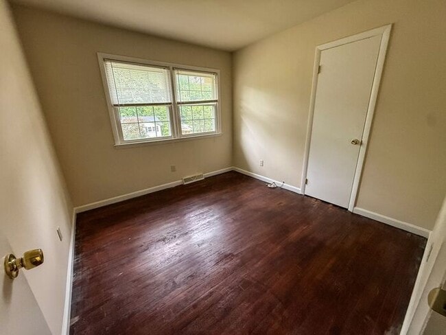 Building Photo - Spacious Ranch Home on Large Corner Lot Near North Hills