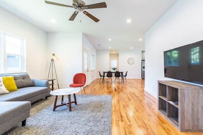 Building Photo - 1753 Pasadena St