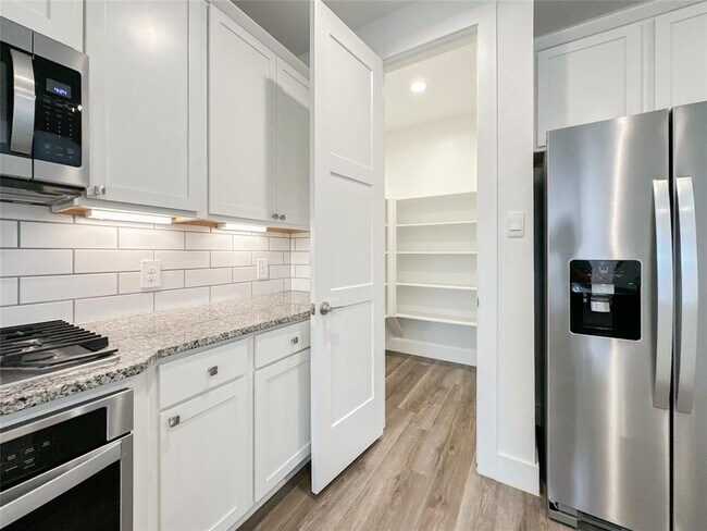 Building Photo - 15216 Tattle Crk Ln
