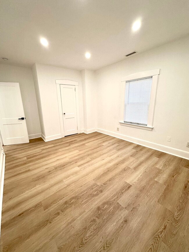 Building Photo - 23 Beecher Pl