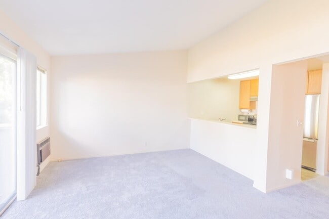 Building Photo - 1527 Four Oaks Cir