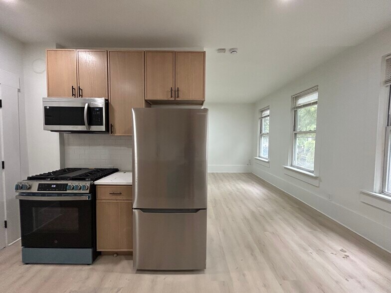 Primary Photo - 2301 N Leavitt St