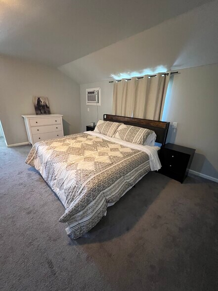 New King Bed Master Suite - 1211 N Screenland Dr