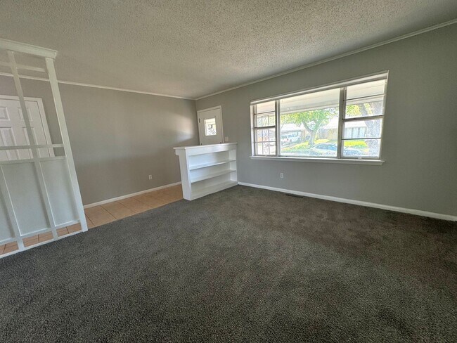 Building Photo - COMING SOON: 3 bedroom home in Broken Arrow!!