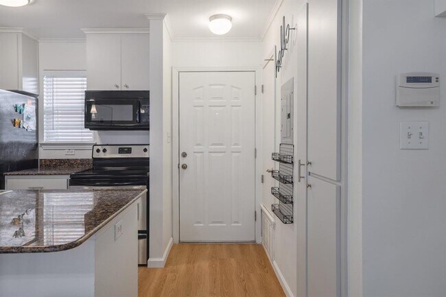 Building Photo - 1422 Collier St