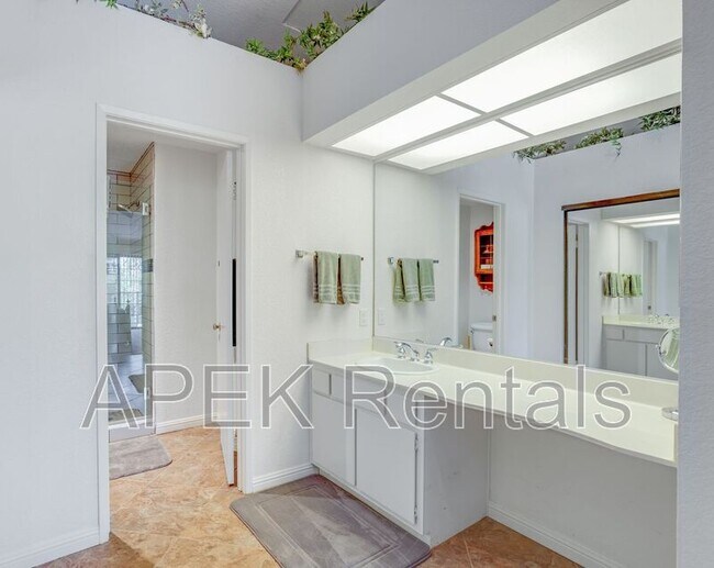 Building Photo - 2701 E Mesquite Ave