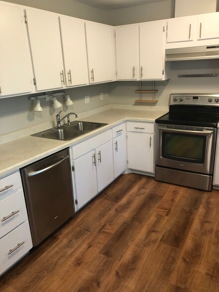 Kitchen - 1516 S Timber Ridge