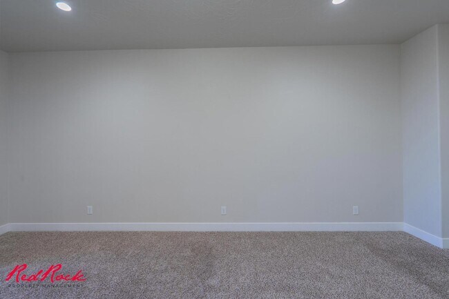 Building Photo - Pet Friendly 4 Bedroom Home! Internet Incl...
