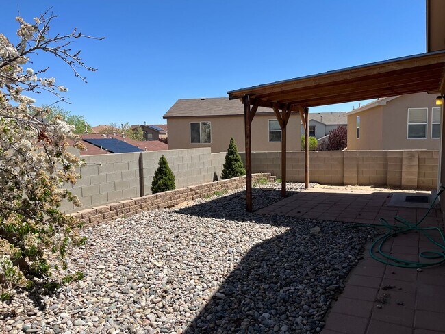 Building Photo - Cozy 3 Bedroom 2 Bathroom Home In The NW!