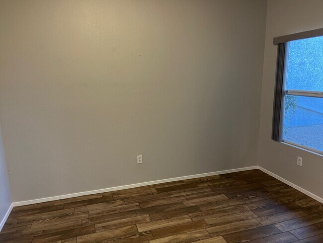 Building Photo - Stunning, fully-remodeled 1 bedroom at Tus...