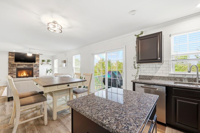 Building Photo - 4435 Sunset Dr