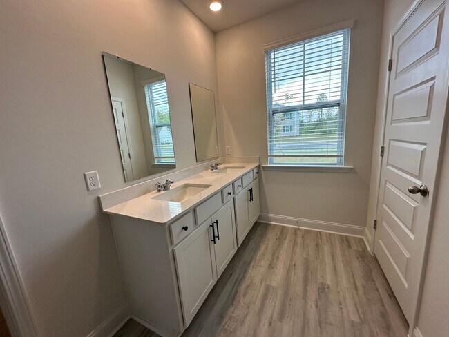 Building Photo - Beautiful new construction home in Richmond Hill, GA!