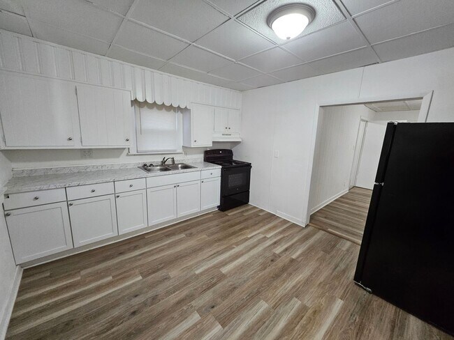 Building Photo - 109 E Eichel Ave