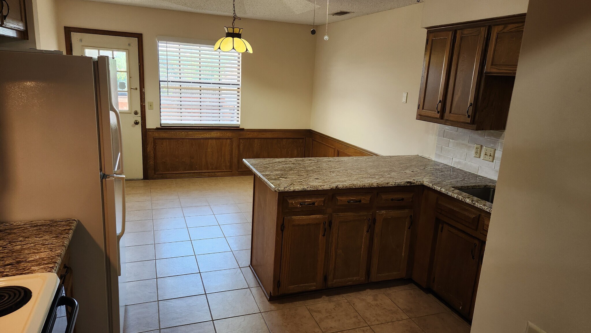 Large dining area - 509 Cedar Elm Ln