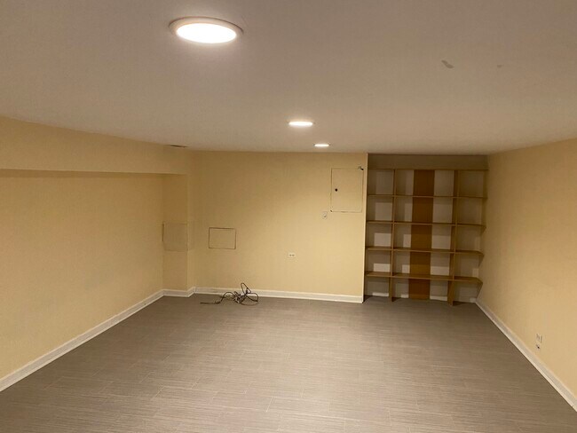 Building Photo - 330 E Forest Knoll Dr