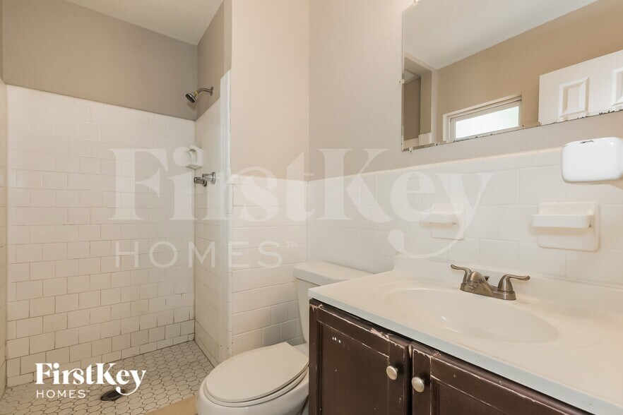 Building Photo - 9305 N Forest Hills Dr