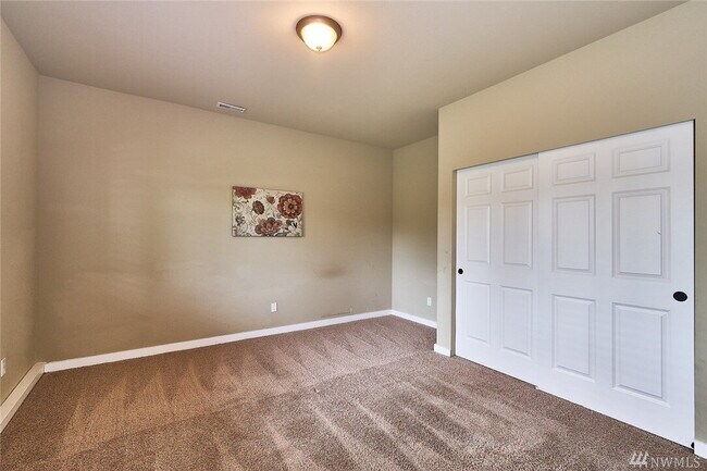 Building Photo - Kent Duplex LOWER Unit with Huge Yard & Private Feel