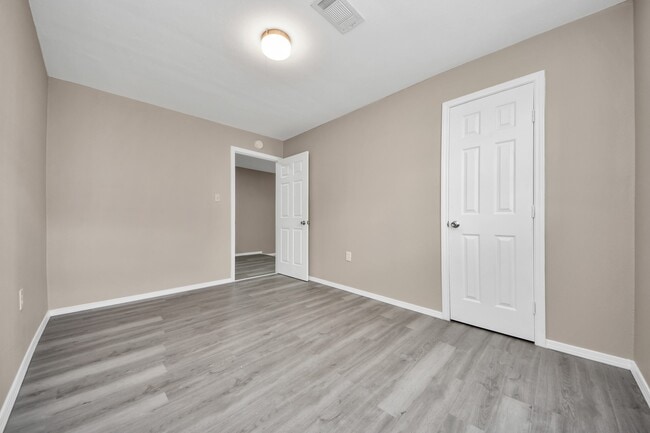 Building Photo - 17111 River Rd