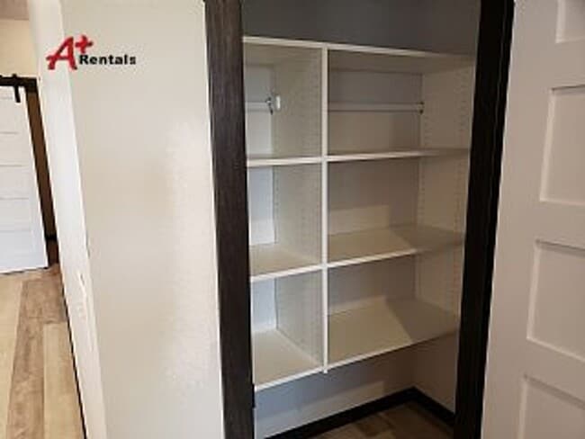 Building Photo - Three bedroom two bathroom Twin home w/ triple garage