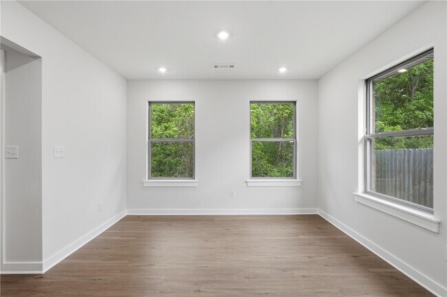 Building Photo - 1313 Valley Dr
