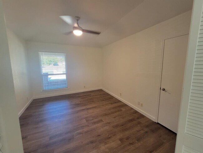 Building Photo - 10403 Pinehurst Dr