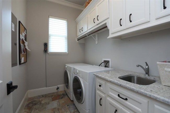 Building Photo - 6617 Minola St