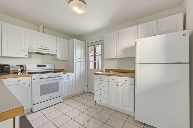 Building Photo - Fantastic location, move in ready! 1 bed, one bath, HUGE kitchen!