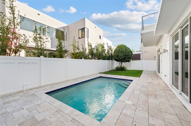 Building Photo - 7455 NW 103rd Pl