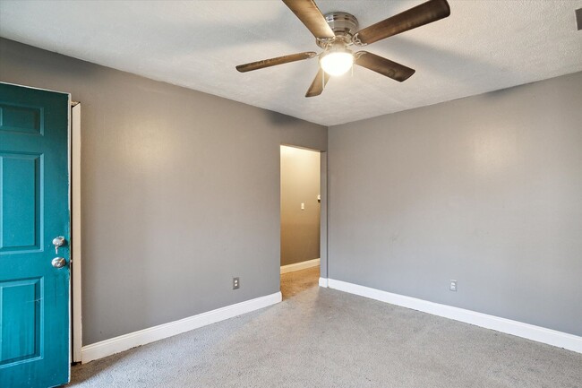 Building Photo - $1,250 - 3 bedroom 1 bath