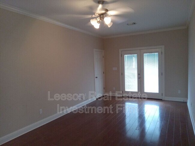 Building Photo - 5721 S Lakeshore Dr