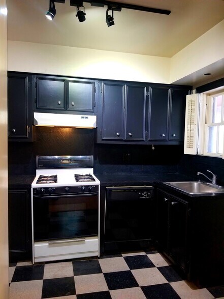 Kitchen - 1806 Banks St