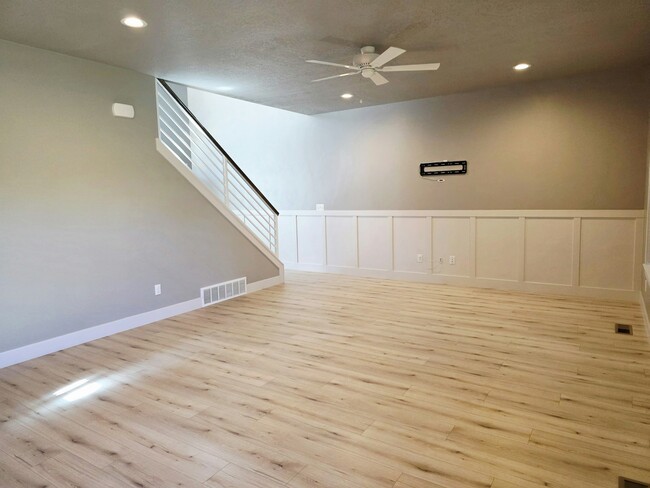 Building Photo - 9051 N Clubhouse Ln