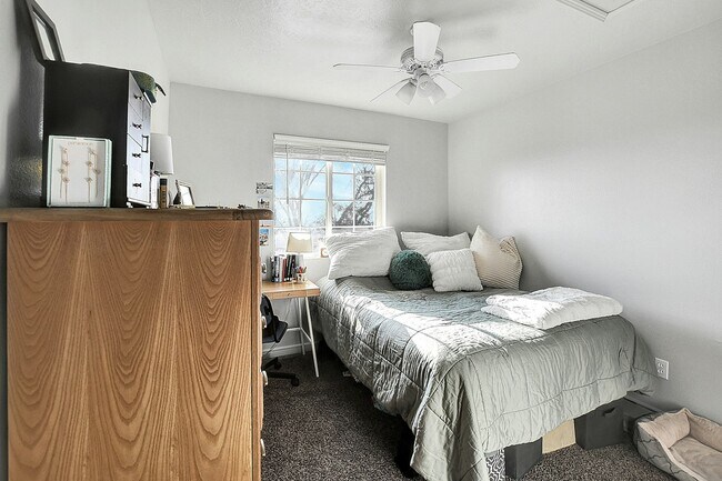 Building Photo - 2112 Dakota Ave