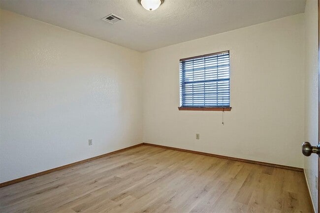 Building Photo - 1125 N Patterson Dr