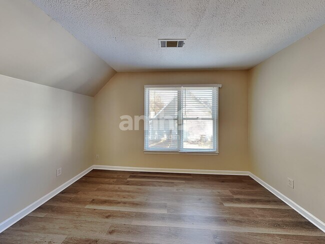 Building Photo - 285 Thornbush Ln