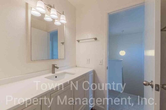 Building Photo - 3 Bedroom, 2 Bath Creekside Condo Available Now!