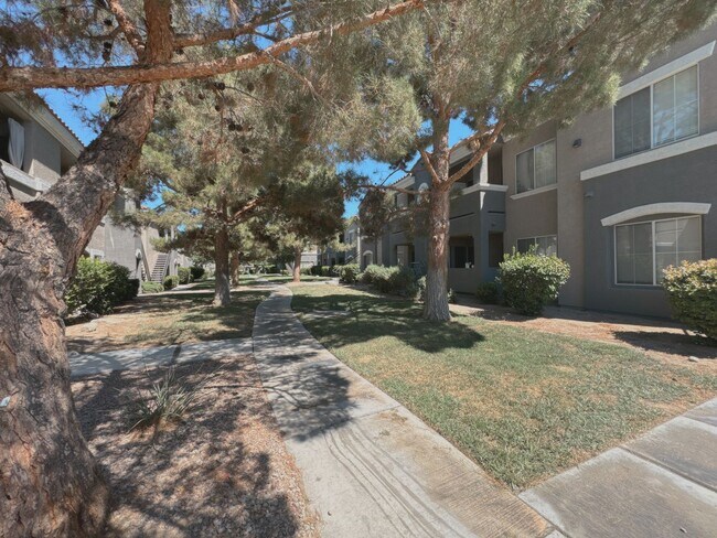 Building Photo - 2b2b Condo