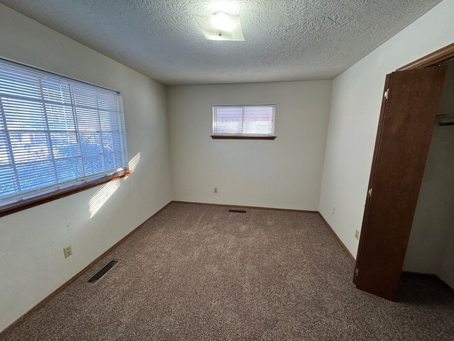 Building Photo - 3 bed, 2 bath, 2 car with 2 extra living s...