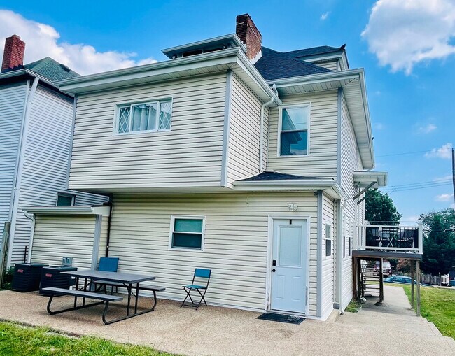 Building Photo - 444 Oneida St