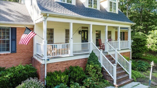 Building Photo - Five Bedroom Home