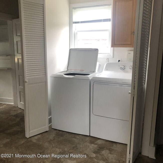 Building Photo - 497 Sycamore Ave