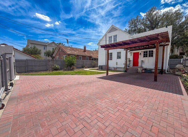 Building Photo - Luxury Historic Home Near UF | Fully Renovated 3BR/2BA with Private Yard & Premium Finishes