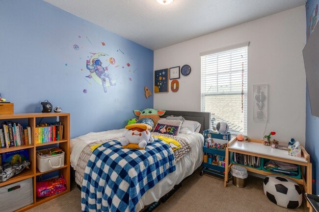 Building Photo - Daybreak living at its finest!