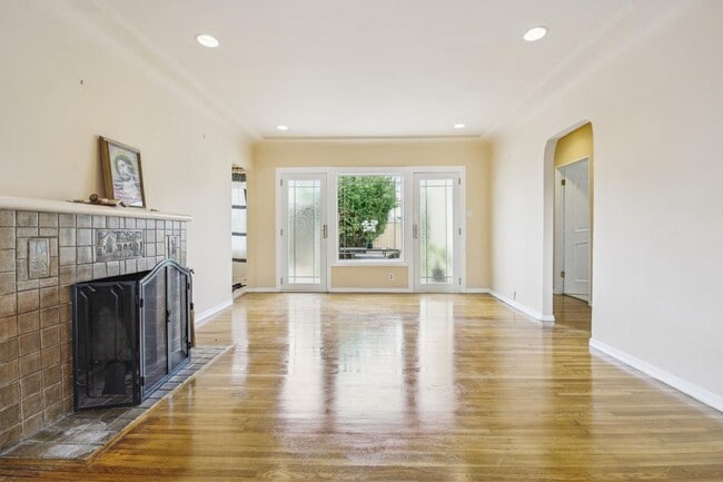 Building Photo - 517 E Chestnut St